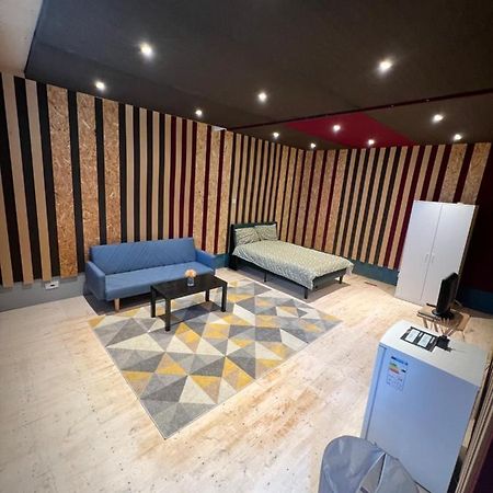 Newly Built Large Garden Ensuite Guest Studio بورهاموود المظهر الخارجي الصورة
