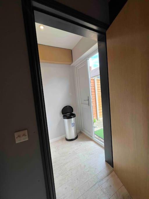 Newly Built Large Garden Ensuite Guest Studio بورهاموود المظهر الخارجي الصورة