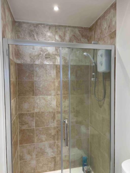 Newly Built Large Garden Ensuite Guest Studio بورهاموود المظهر الخارجي الصورة