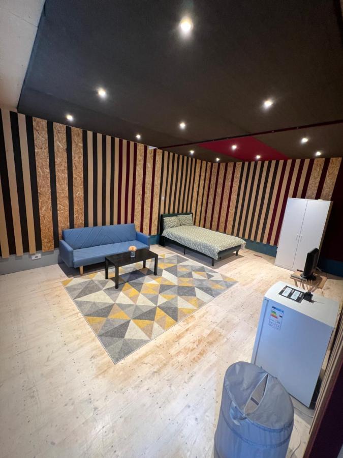 Newly Built Large Garden Ensuite Guest Studio بورهاموود المظهر الخارجي الصورة
